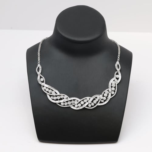 طقم ذهب ابيض بتصميم انسيابي جميل لماع - عيار 18