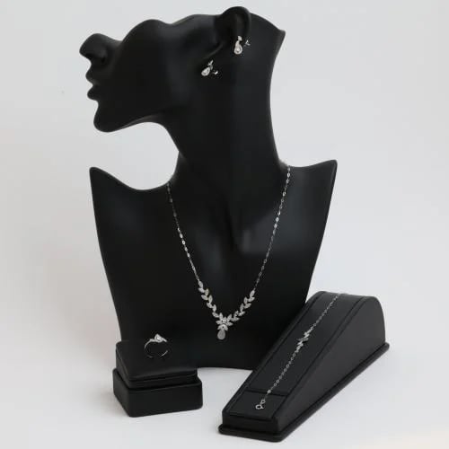 White gold set with crystal design - 18 karat