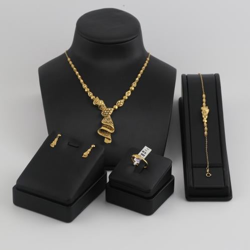 طقم ذهب بتصميم هندسي و مميز - عيار 21