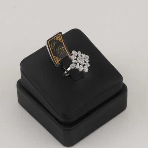 طقم ذهب ابيض بتصميم كريستال معين - عيار 18