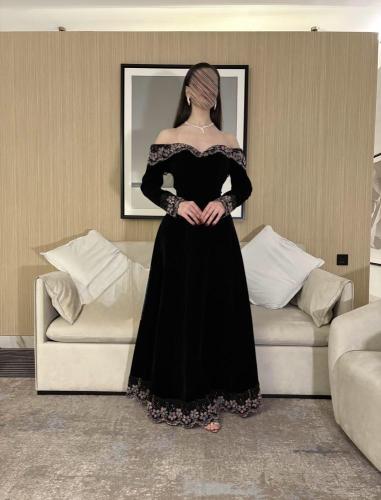 Elegant Black Velvet Dress - فستان أسود مخملي أنيق