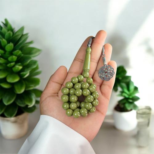 A prayer bead with a turban-shaped pendant, 24-kar...