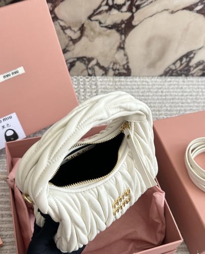 شنطة نسائية miumiu كوبي 1