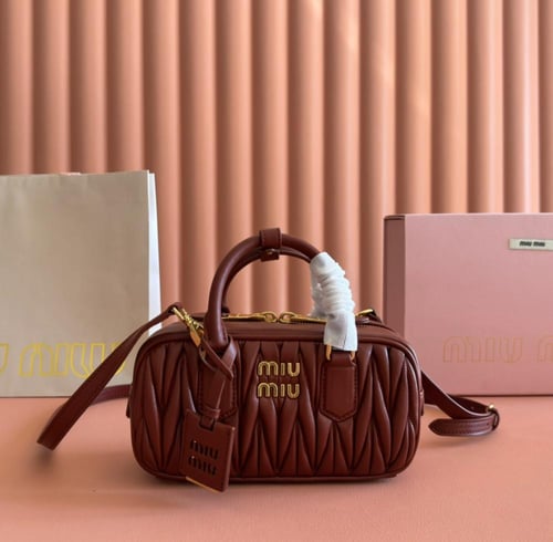 شنطة نسائية miumiu ماستر