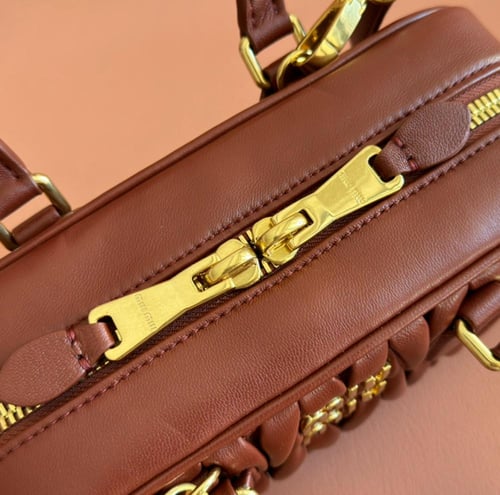 شنطة نسائية miumiu ماستر