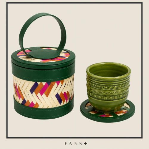 كوب وكوستر مع حافظة خوص مشغولة يدويًا