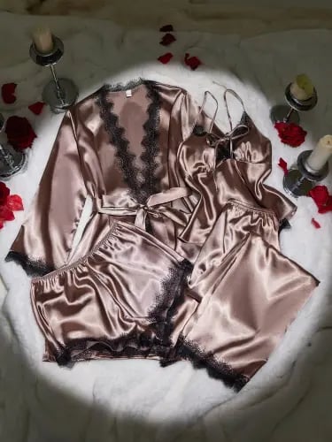 طقم بيجاما نسائي من سيلكي سبيل مكون من 4 قطع، يتضمن بلوزة كاميسول دانتيل مثيرة، وشورت مزين بالدانتيل، وبنطال، ورداء ساتان أنيق بحز...