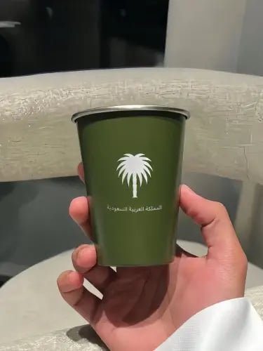 كوب قهوة من الفولاذ المقاوم للصدأ بتصميم المملكة العربية السعودية - هدايا اليوم الوطني السعودي، محمول وقوي للاستخدام في التخييم وا...