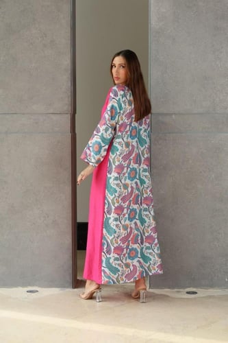 ثوب فوشي ليين مطرز