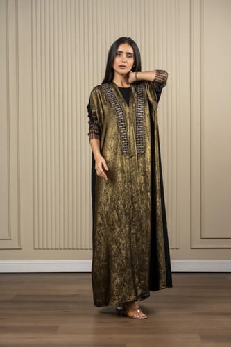 عباية كريب اسود مع قماش كريب لمعة وتطريز