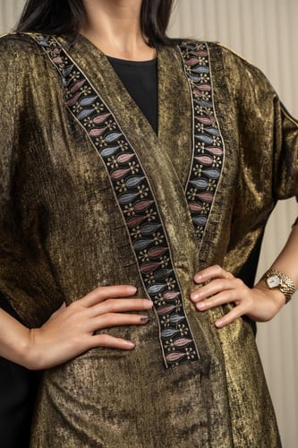 عباية كريب اسود مع قماش كريب لمعة وتطريز