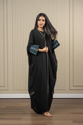 عباية أسود بأكمام اخضر مطرزة بالخيوط القصب الذهبي