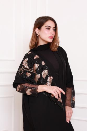 عباية كريب اسود مع قطعة مطرزة بالورود