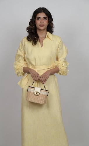 ثوب اصفر مع تطريز وردات وترتر في الأكمام