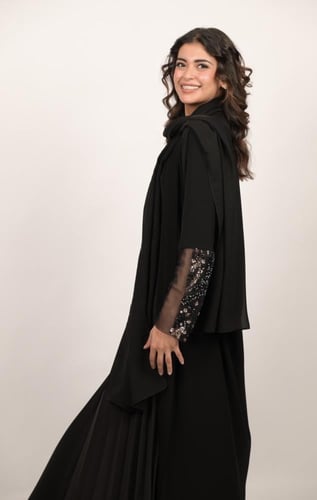 عباية كريب اسود مع تطريز