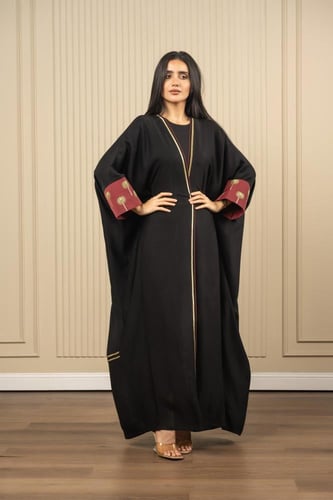 عباية اسود بأكمام عودي مع تطريز نخلات ذهبي