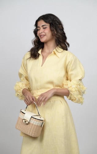 ثوب اصفر مع تطريز وردات وترتر في الأكمام