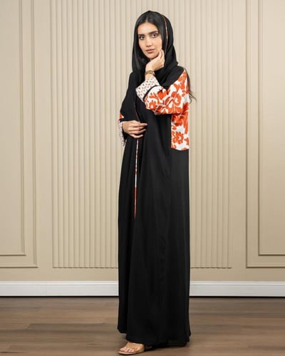عباية كريب اسود مع أورنج