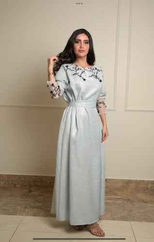 ثوب ازرق مع تطريز وردات