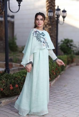 ثوب تفني فاتح مع تطريز على ألكتف وردات على ألكتف