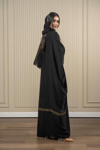 عباية أسود بأكمام اخضر مطرزة بالخيوط القصب الذهبي