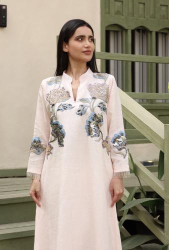 ثوب للنن بينك بتطريز وردات مختلفة على الصدر