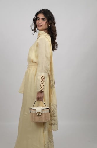 ثوب بيج فاتح مع تطريز نخلات من الخلف