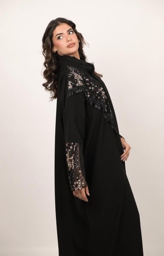 عباية كريب اسود مع تطريز