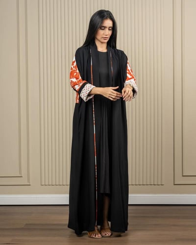 عباية كريب اسود مع أورنج