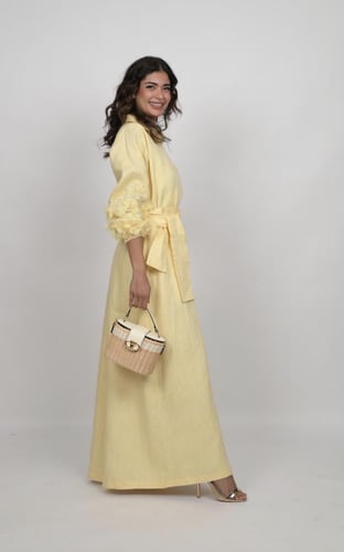 ثوب اصفر مع تطريز وردات وترتر في الأكمام