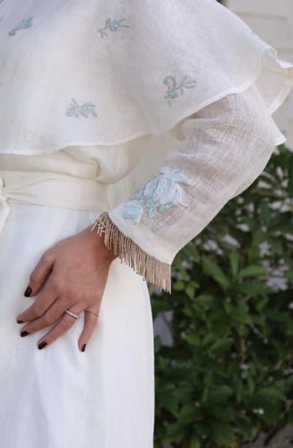 ثوب ليين ابيض أوف وايت مع تطريز وردات