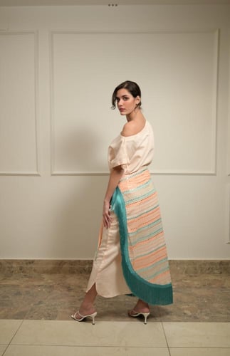 ثوب لون مشمشي مع تنورة ربطة