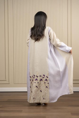 عباية للينن بتطريز وردات موف من الخلف
