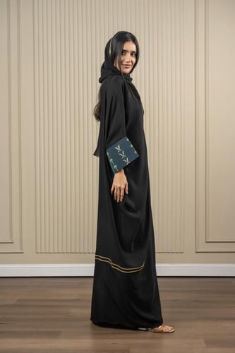 عباية أسود بأكمام اخضر مطرزة بالخيوط القصب الذهبي