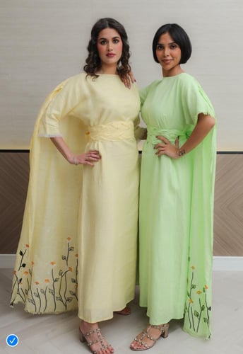 ثوب اصفر كيب كامل من الخلف مع تشجير ورد