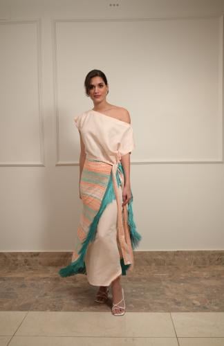 ثوب لون مشمشي مع تنورة ربطة