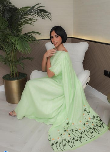 ثوب اصفر كيب كامل من الخلف مع تشجير ورد