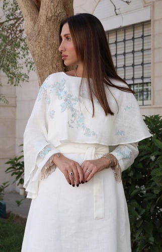 ثوب ليين ابيض أوف وايت مع تطريز وردات