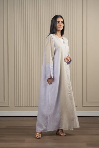 عباية للينن بتطريز وردات موف من الخلف