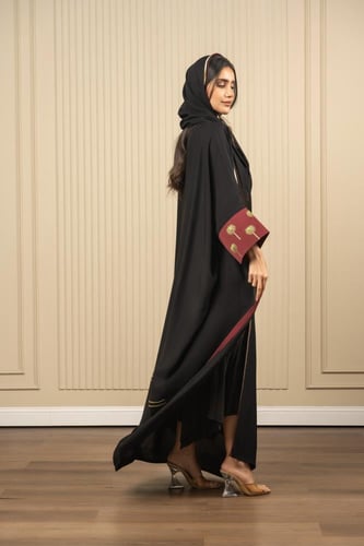 عباية اسود بأكمام عودي مع تطريز نخلات ذهبي