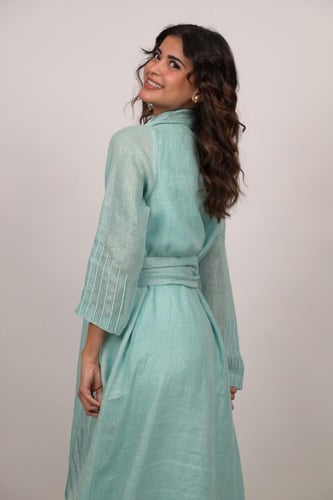 ثوب ازرق فاتح مع ربطة عنق بتطريز سماوي