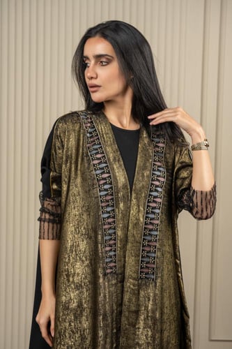 عباية كريب اسود مع قماش كريب لمعة وتطريز