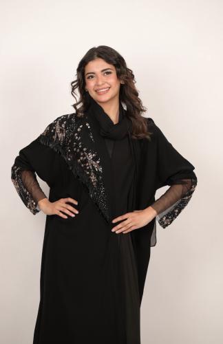 عباية سوداء مشلح ذهبي مقلم