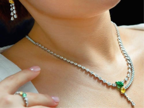 طقم "تناغم الألوان الملكي" – زمرد أخضر وياقوت أصفر...