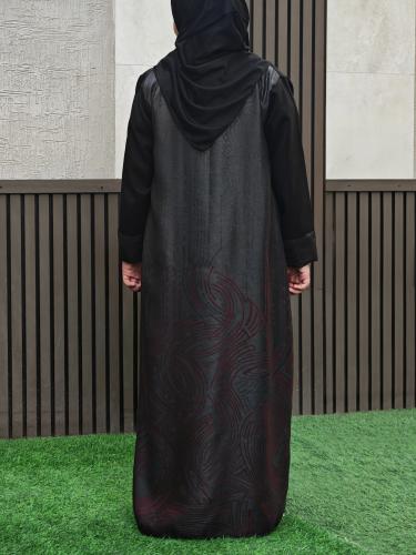 عباية بلمسة حمراء