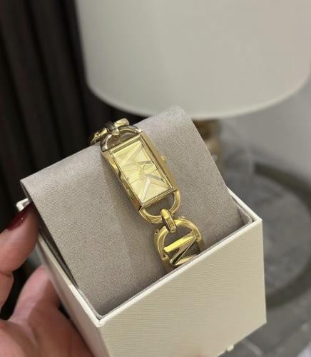 ساعة مايكل كورس ذهبي