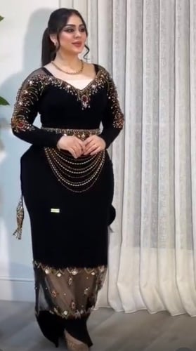 يظهر الفستان نموذجاً فاخراً من الزي الكردي التقليد...