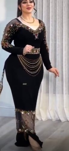 يظهر الفستان نموذجاً فاخراً من الزي الكردي التقليد...