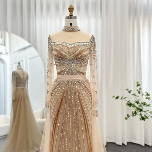 فستان فخم بتطريز كامل وذيل خلفي طويل