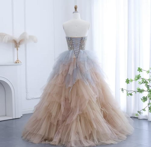 فستان خطوبة فخم طبقات من التل وتطريز كرستال على ال...